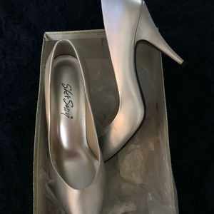 Silver pumps